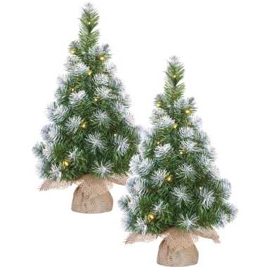 2x stuks kunst kerstboom/kunstboom in jute zak met verlichting en sneeuw 60 cm