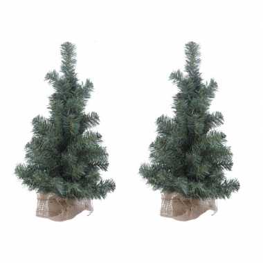 4x stuks kerstboom met jute zak om voet 60 cm