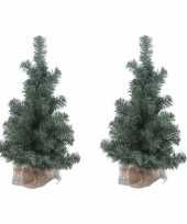 4x stuks kerstboom met jute zak om voet 60 cm